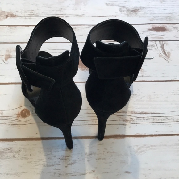 Beautiful black 4 1/2 inch heels with platform toe - Picture 4 of 8